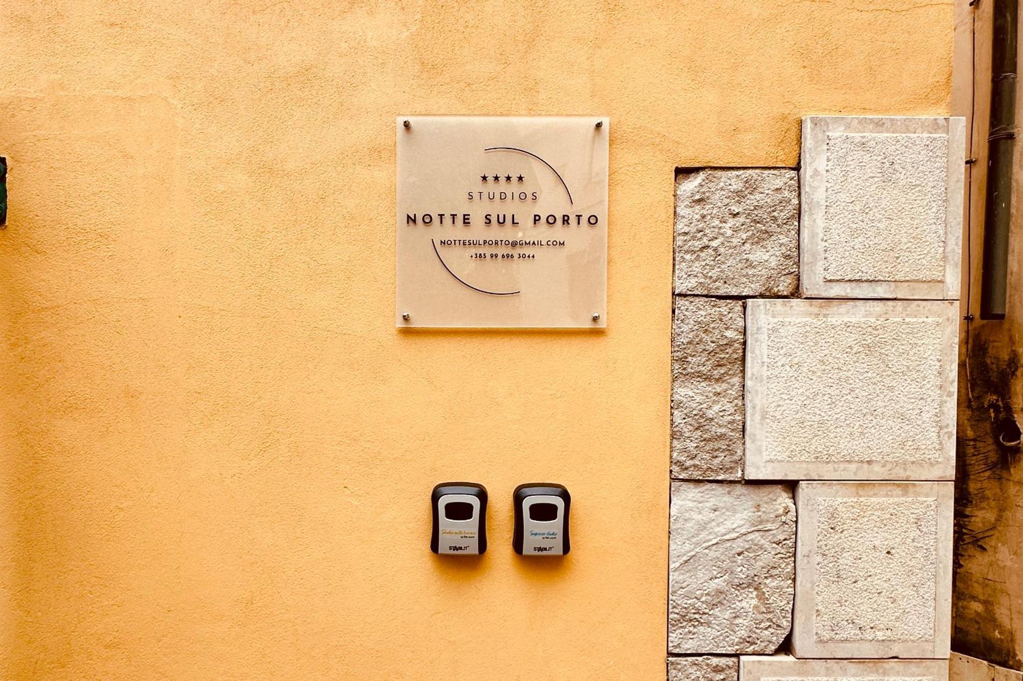 Studios Notte Sul Porto Rovinj Exterior photo